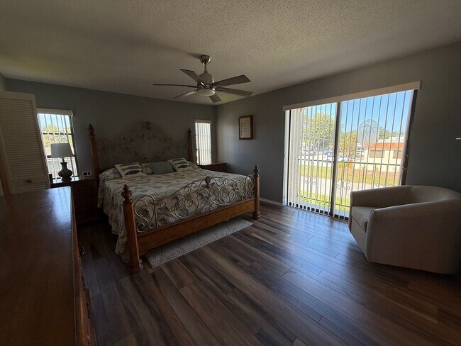 Building Photo - 2 Bedroom/2 Bathroom Available Now! 55+ An...