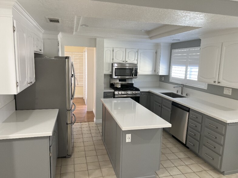 Building Photo - 24430 Robinwood Dr