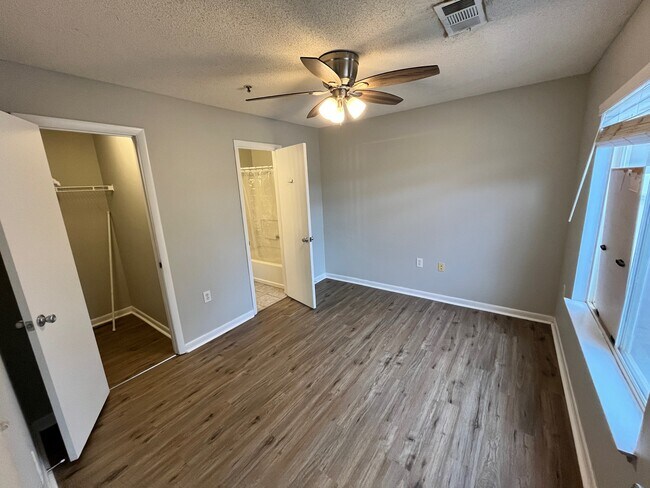 Building Photo - 1410 Collegiate Cir
