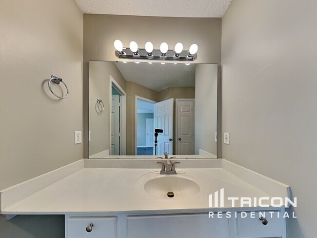 Building Photo - 10435 Wilson Glen Dr