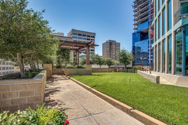 Building Photo - 500 Throckmorton St