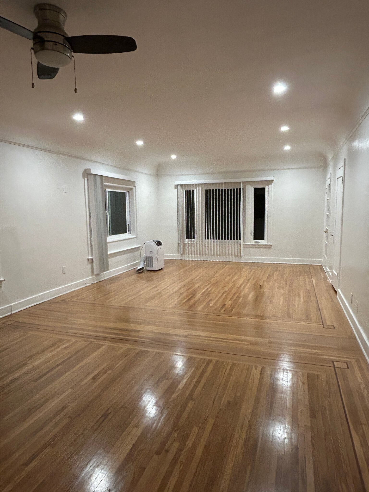 Building Photo - 642 1/2 N Genesee Ave