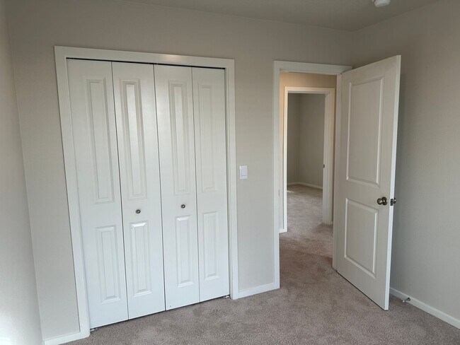 Building Photo - 4 bedroom 2.5 bathroom home!