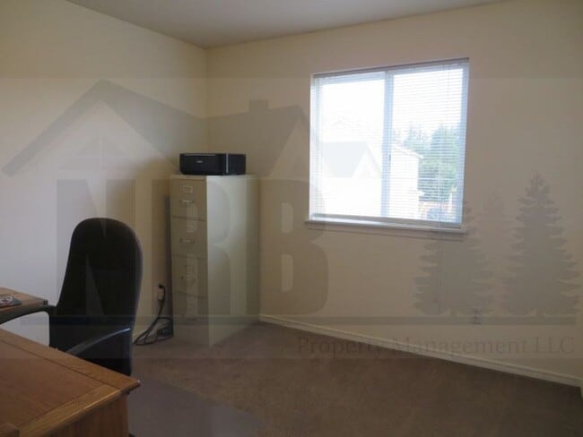 Building Photo - Gorgeous 4 bedroom House in a highly desir...