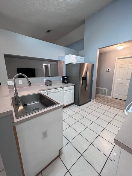 Kitchen - 2524 Bluewater Dr