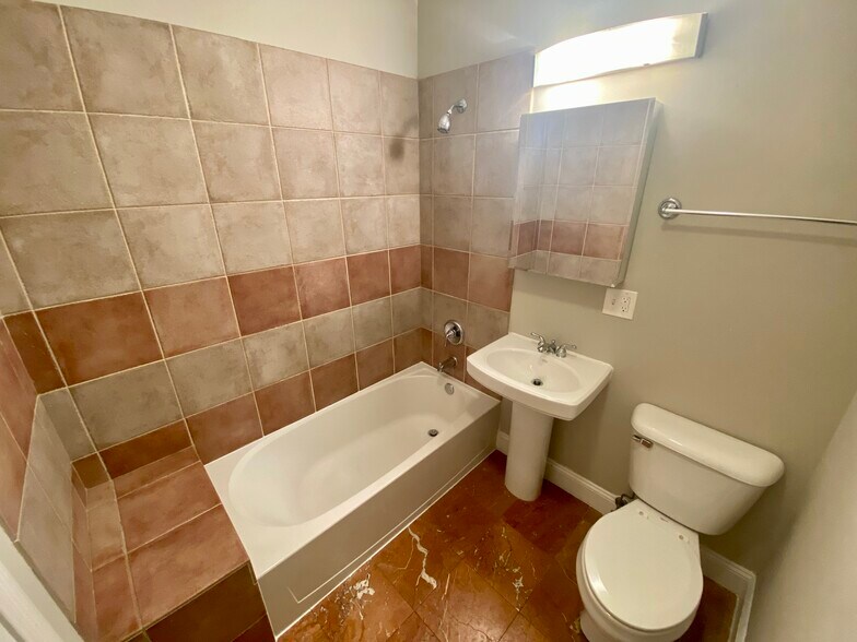 Building Photo - 1140 E Marquette Rd