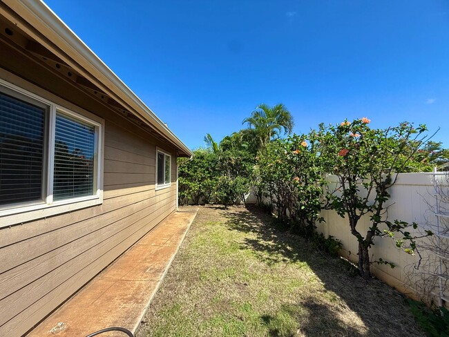 Building Photo - 3 Bedroom / 2 Bathroom Home in Waikapu Gardens!