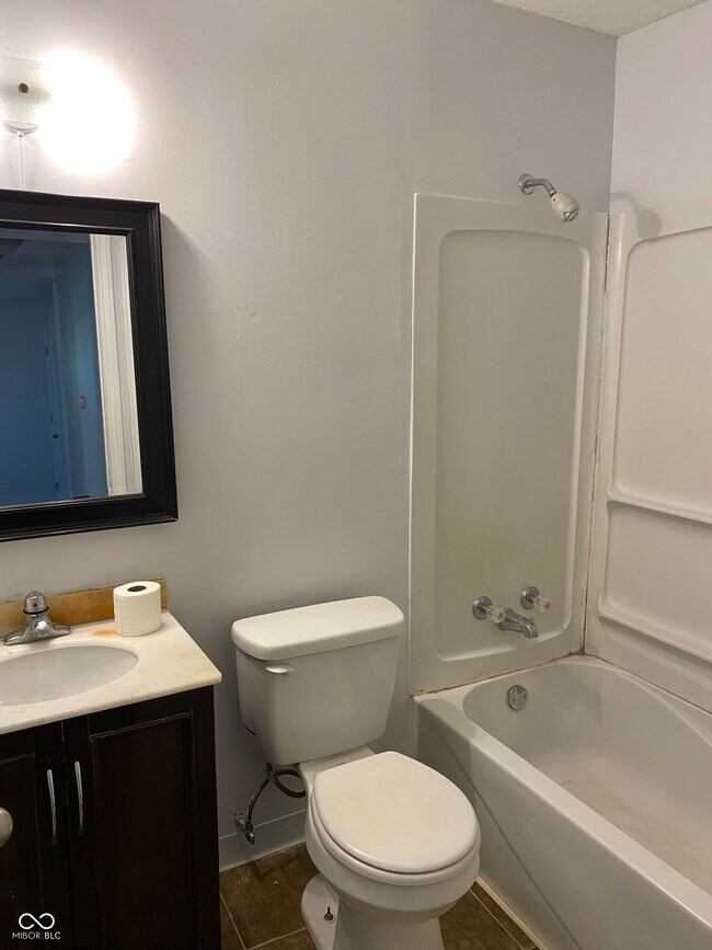 Building Photo - 220 Maple St