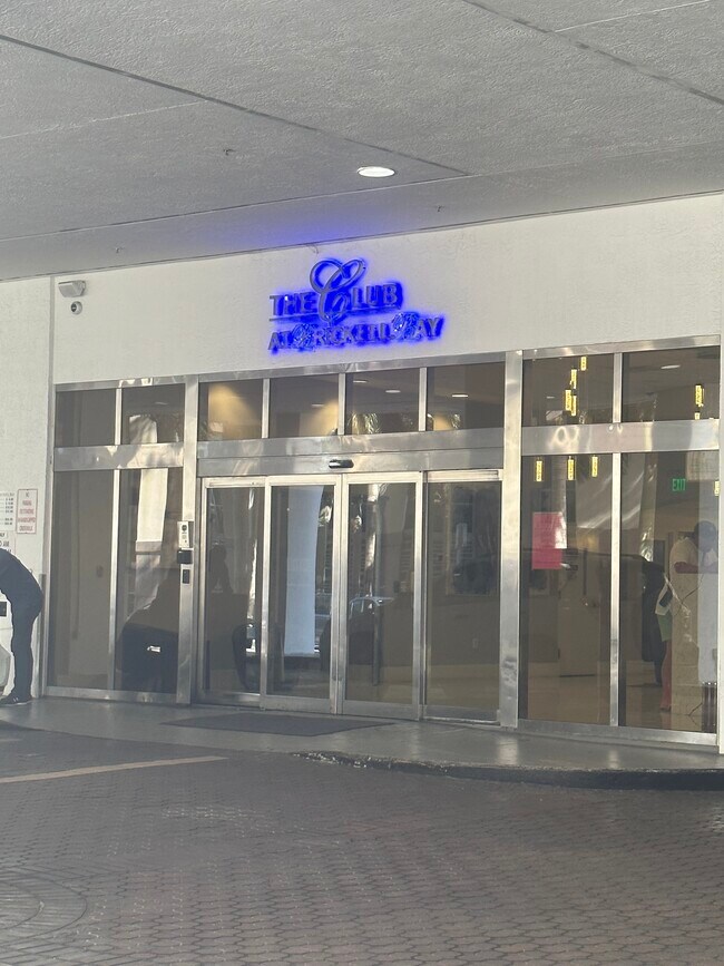 24 hour security - 1200 Brickell Bay Dr