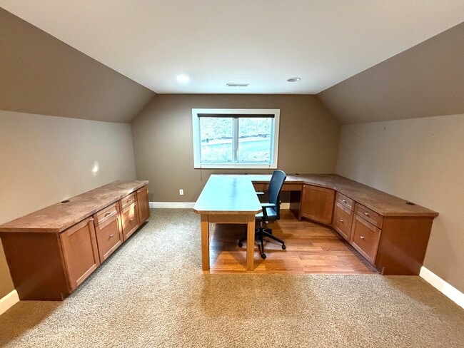 Building Photo - Absolutely Stunning, 6-Bed 3.5 Bath Execut...