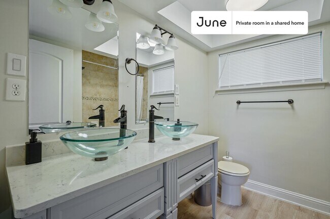 Building Photo - Private bedroom in 4 bed/1 bath Home