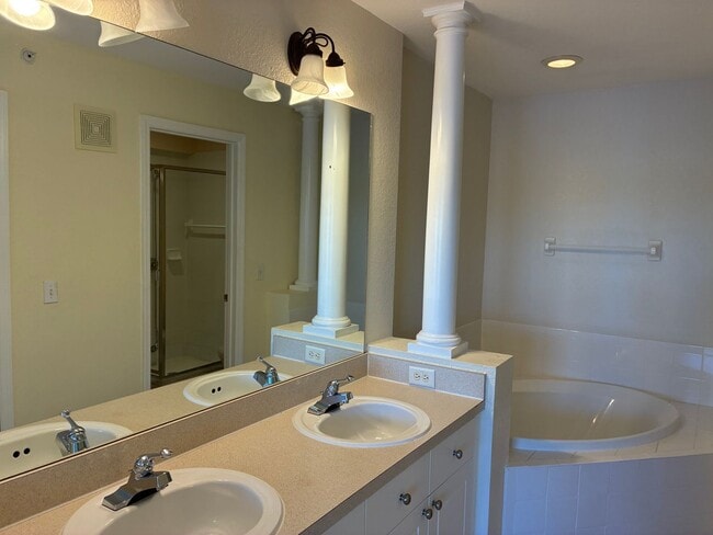 Building Photo - 2607 Emerald Lake Ct