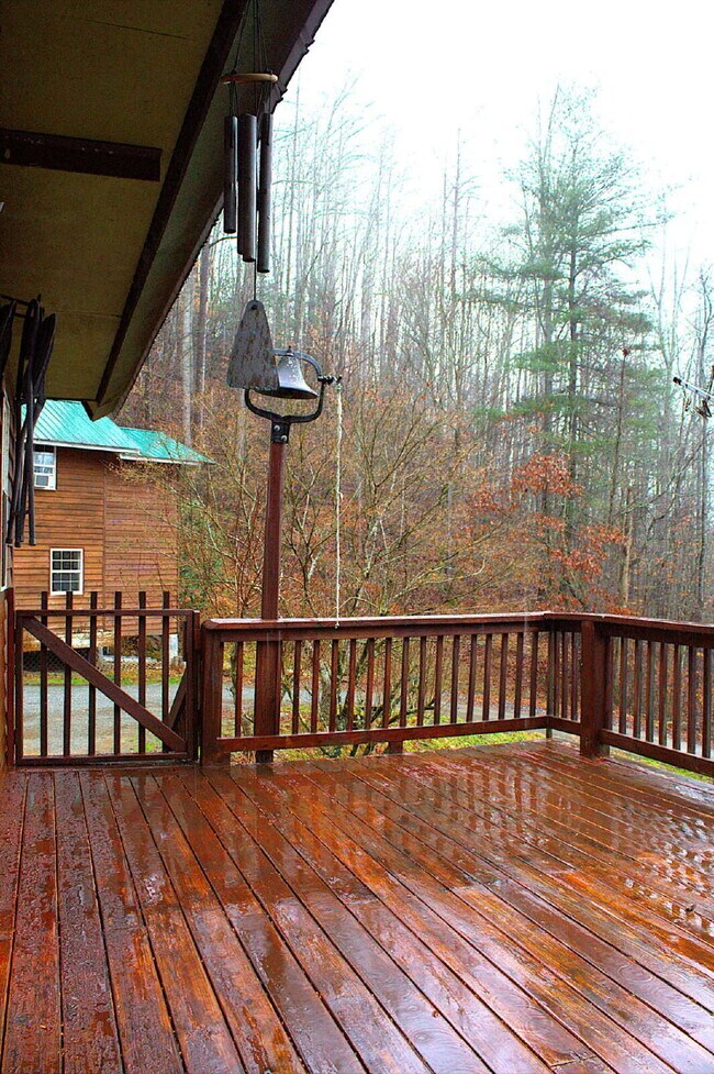 Building Photo - "Charming 2-Bed Retreat with Hardwood Elegance in Scenic Marshall, NC"