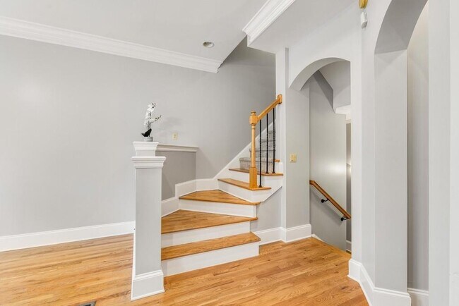 Building Photo - 331 Carpenter Dr NE