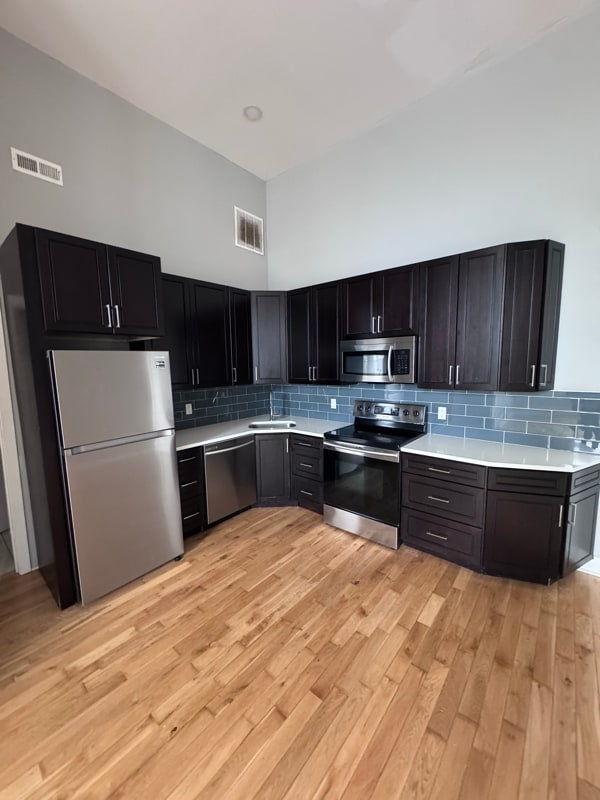 Building Photo - 1523 W Girard Ave