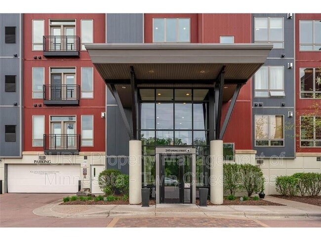 Building Photo - 240 Spring St