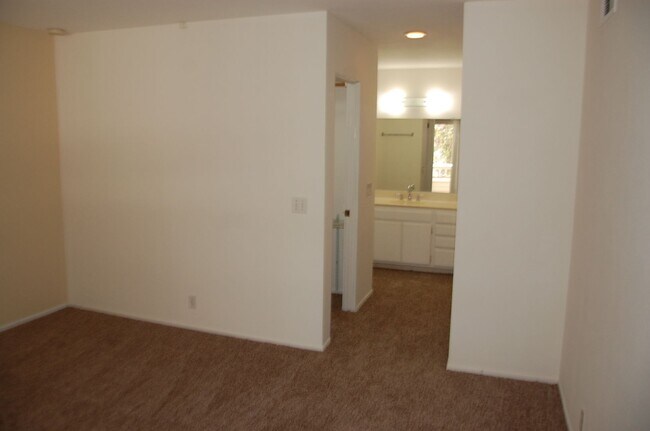 Building Photo - Two Bedroom Goleta Condo