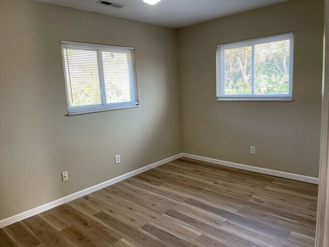 Building Photo - 309 N Lincoln Dr