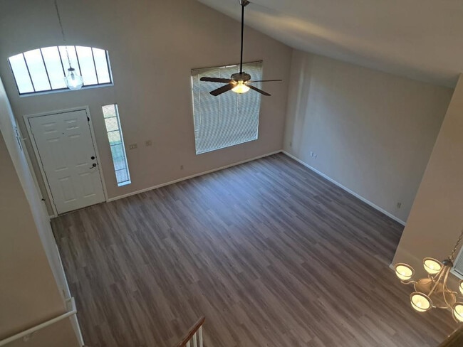 Building Photo - 1443 E Vaughn Ave