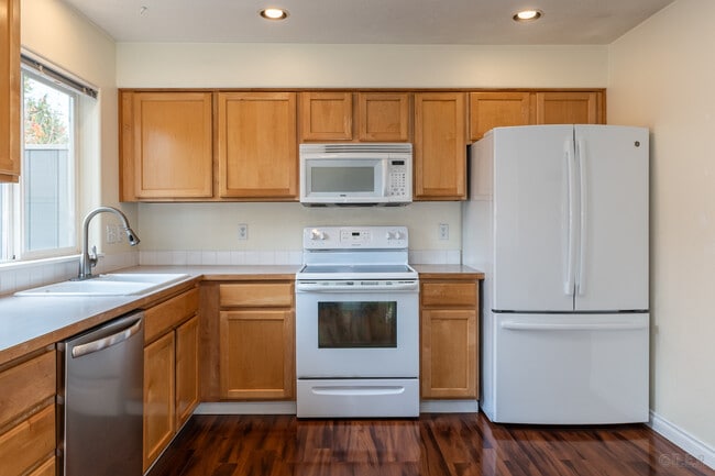 Building Photo - 6621 N Columbia Way