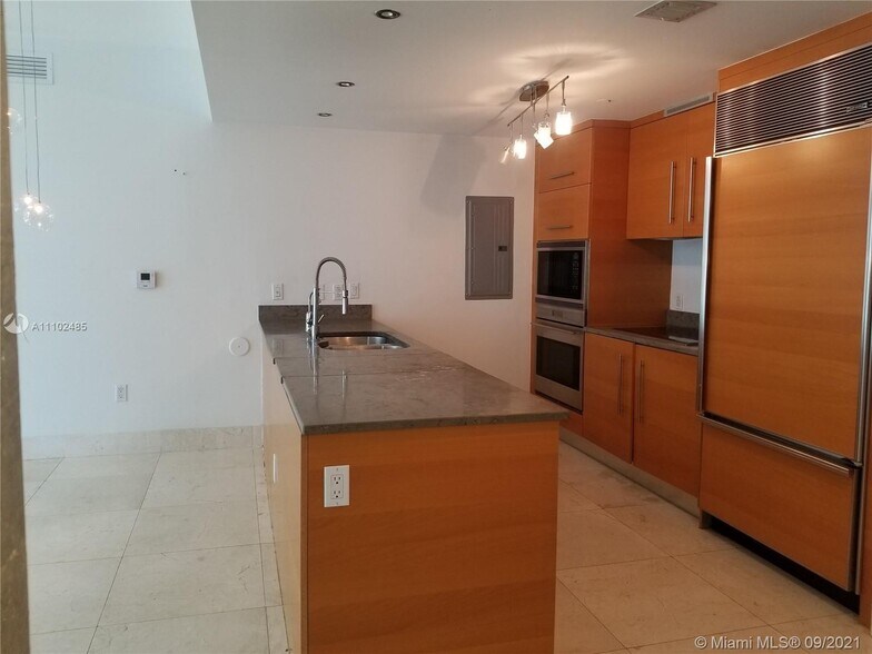 Building Photo - 475 Brickell Ave