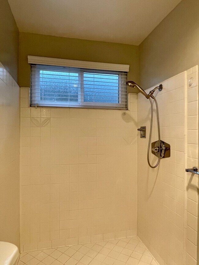 Building Photo - 2 Bedroom, 2 Bath Condo Blocks to the Beach, Pet Friendly, Sunset Views, Parking!