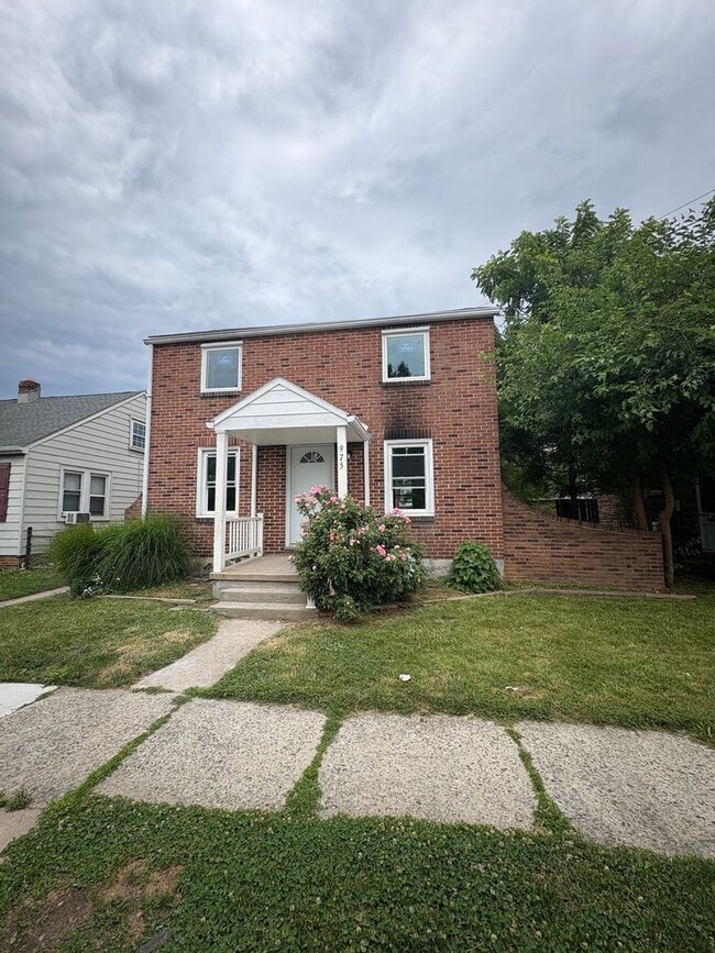Building Photo - Available Now 2-story. 2 BR w/ Bonus Room
