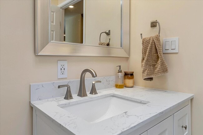 Building Photo - Available for July 1st Move In