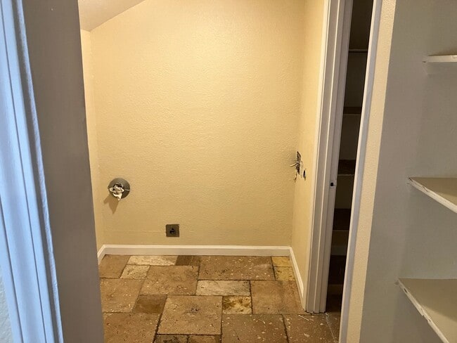 Building Photo - *LONG TERM RENTAL*