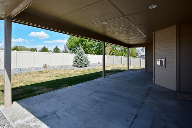 Building Photo - 4 Bedrooms 2.5 Bathrooms in Meridian