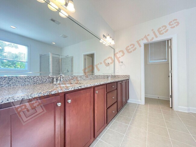 Building Photo - Beautiful 5 Bedroom End Unit Townhouse wit...