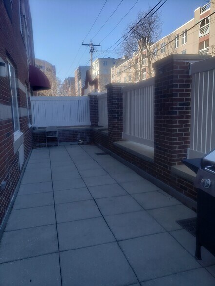 Building Photo - 332 Franklin St