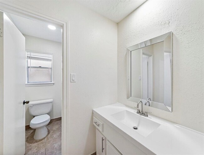 Building Photo - 14006 Briarworth Dr