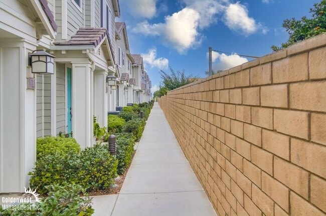 Building Photo - Stunning 3Bdm 2.5Ba Home in the Heart of I...