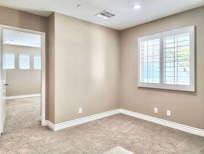 Building Photo - 112 Hedge Bloom