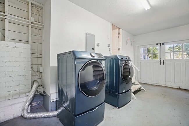 Building Photo - 144 W Randall Ave