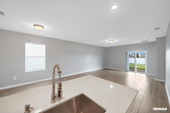 Building Photo - Spacious 5BR House in Fort Pierce, minutes...