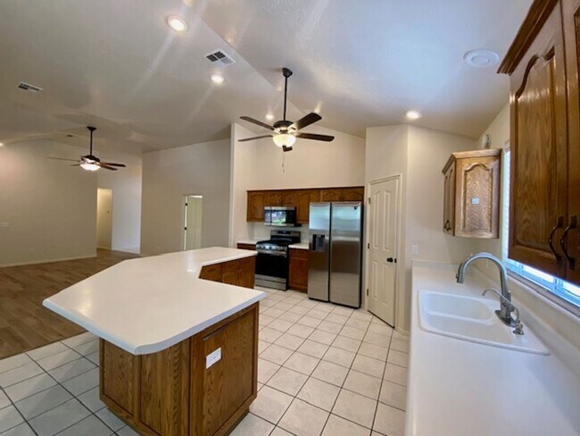 Building Photo - SPACIOUS HOME FOR RENT!