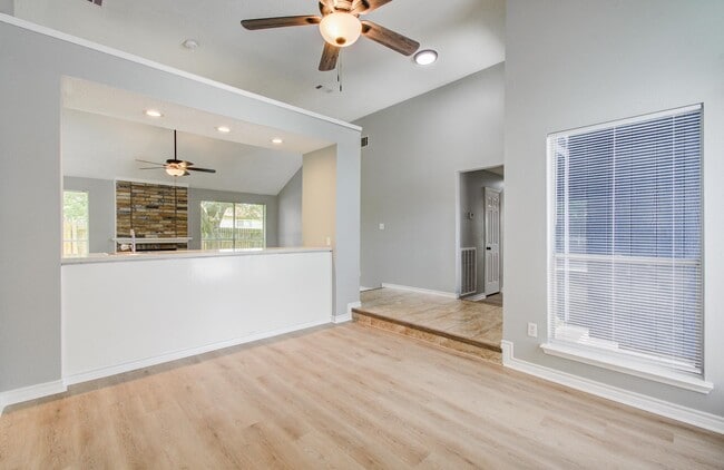 Building Photo - 13215 Bunker Hill Dr