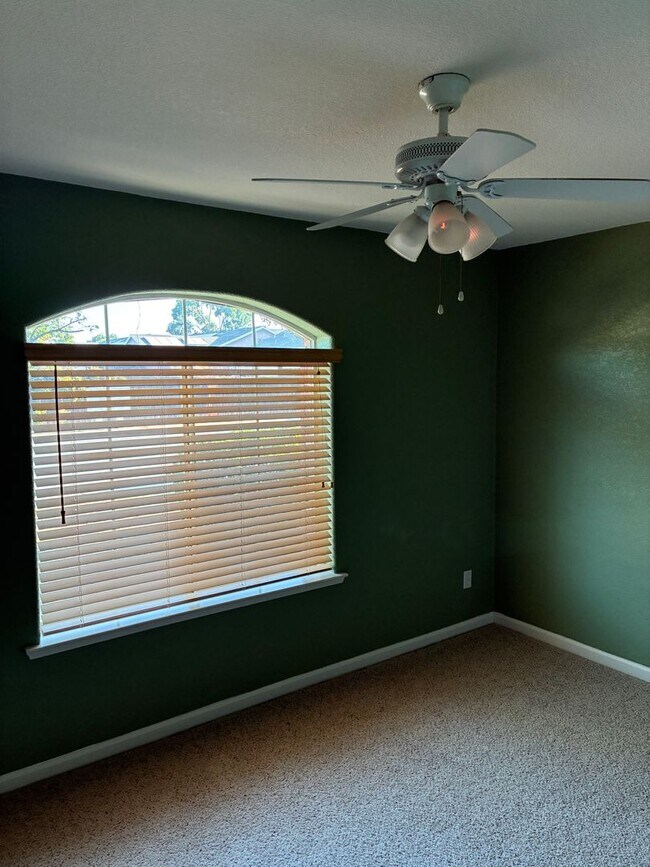 Building Photo - 3 Bedroom 2 Bath Home