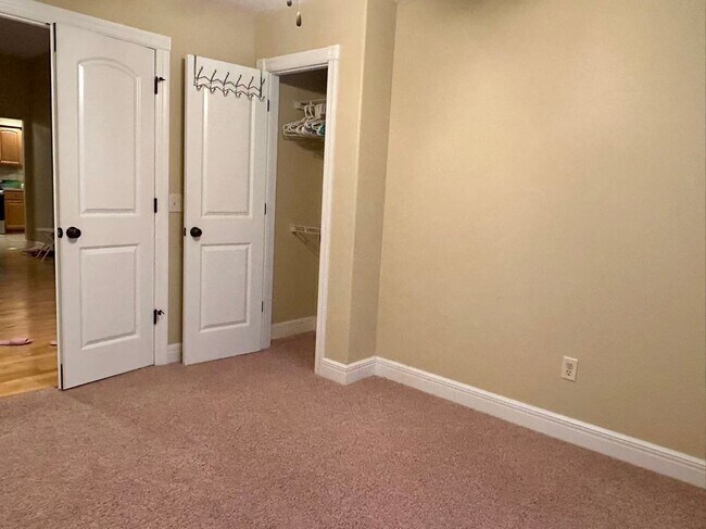 Building Photo - 5 bedroom and 3 bathroom two level house