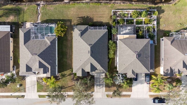 Building Photo - "Spacious 3-Bedroom Oasis with 2 Baths and 2,287 Sq Ft in Bradenton!"