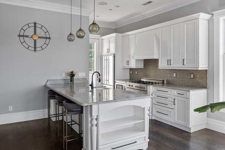 Building Photo - 322 W 4th St