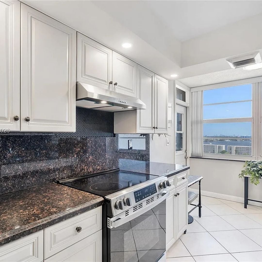 Building Photo - 18031 Biscayne Blvd