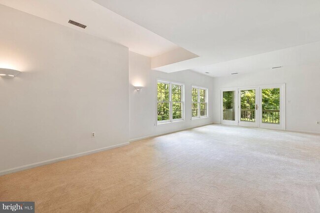 Building Photo - 370 S River Landing Rd