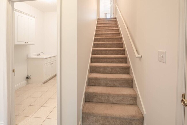 Building Photo - 256 Southbank Dr