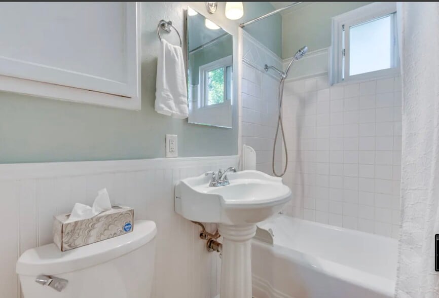 Building Photo - 504 N Rosemary Ln