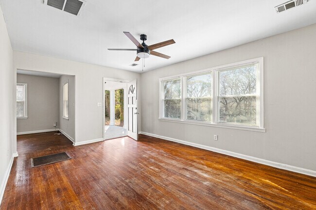 Building Photo - 1850 Hillsdale Dr