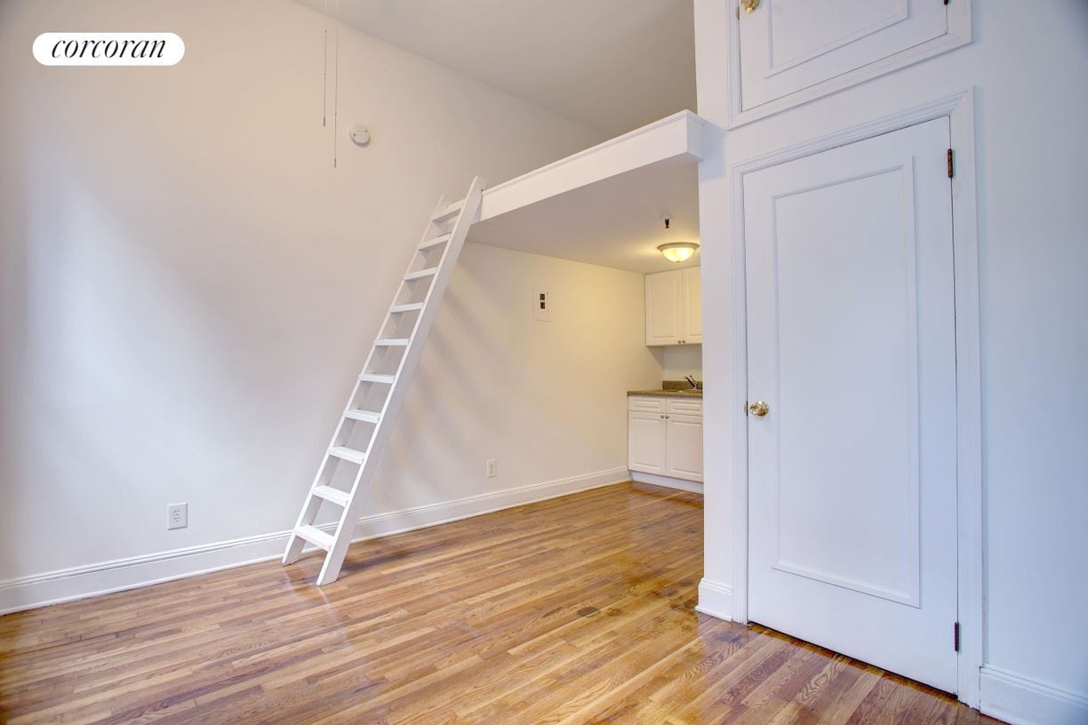 Building Photo - 304 W 30th St