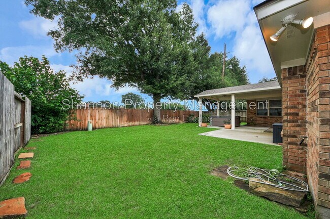 Building Photo - 15818 Sweetwater Creek Dr